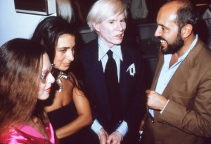 New York, 1977. Andy Warhol con Elio Fiorucci nello store Fiorucci