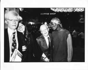 New York, 1977. Andy Warhol e Truman Capote vendono copie di Interview nello store Fiorucci